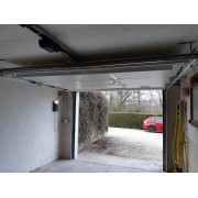 Porte de garage sectionnelle ouverte avec portillon intégré