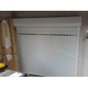 Porte de garage enroulable pose en applique extérieure avec hublots