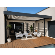 Pergola Bioclimatique Adossée Installée Entre Murs avec ITE et Poteaux Déportés