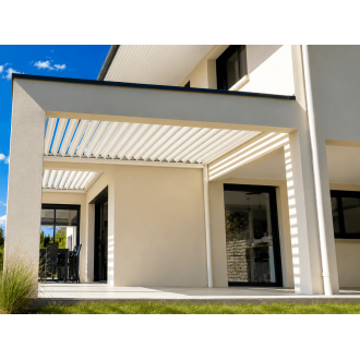 Pergola bioclimatique lames perpendiculaires pose patio (entre 4 murs)