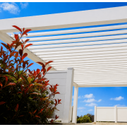 Pergola bioclimatique lames perpendiculaires blanc RAL 9010