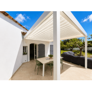 Pergola bioclimatique lames perpendiculaires blanc RAL 9010 avec lumière led