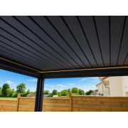 Lames fermées 100 % étanches pergola bioclimatique motorisée 