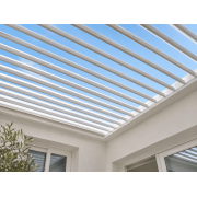 Pergola bioclimatique S3 5m lames perpendiculaires blanches adossée