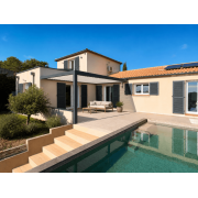  	Pergola bioclimatique S3 lames perpendiculaires maison en L poteau gauche