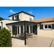 Pergola bioclimatique S3 lames perpendiculaires maison en L poteau gauche