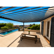 Pergola bioclimatique S3 lames perpendiculaires maison en L poteau gauche