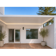 Pergola bioclimatique S3 lames perpendiculaires maison en L poteau droit