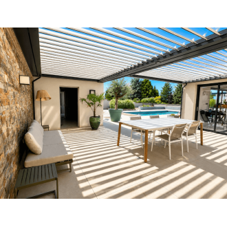 Pergola bioclimatique S3 lames perpendiculaires maison en L poteau gauche