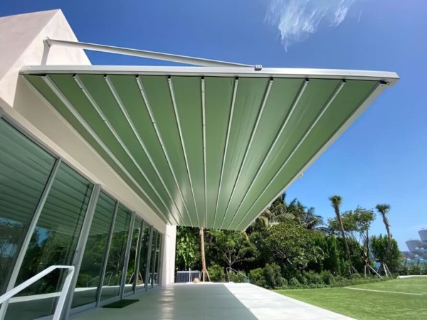 pergola-suspendue-toile-retractable-etan